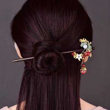 Японская шпилька для волос в причёске