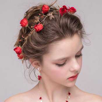 Причёска украшенная лозой с бутонами роз